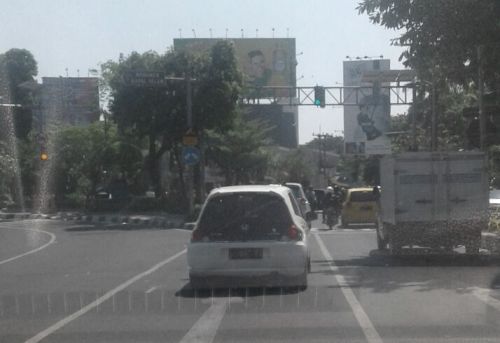 Arus lalu lintas di tengah Kota Surabaya lumpuh hingga harus dialihkan ke kawasan pinggiran.