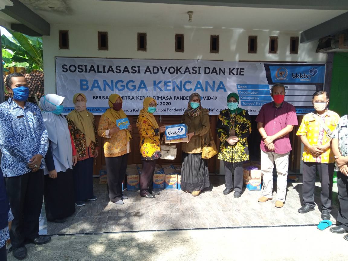 Perwakilan BKKBN Jatim, menyerahkan Bantuan APD untuk Bidan