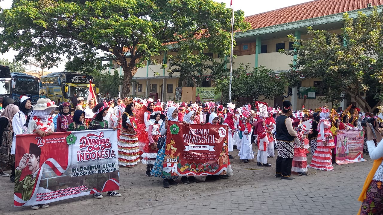 Foto: Siswa dan guru MI Bahrul Ulum saat menggelar karnaval memperingati HUR Kemerdekaan RI ke-79, Kamis (22/8/2024).@KBID2024