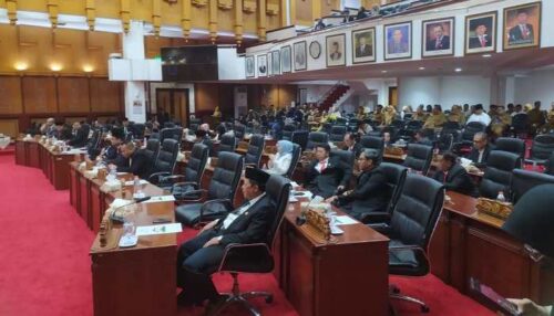 Suasana rapat paripurna di Gedung DPRD Surabaya, Senin (16/6/2025).@KBID2025
