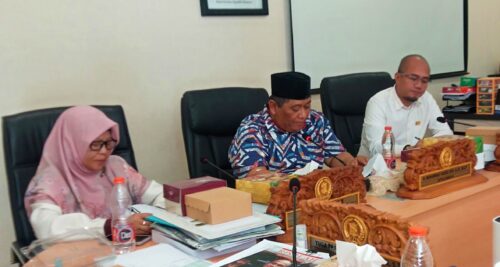 Ghofar Ismail memimpin hearing didampingi Hj Enny Minarsih dan Yuga Pratisabda Widyawasta.@KBID-2025.