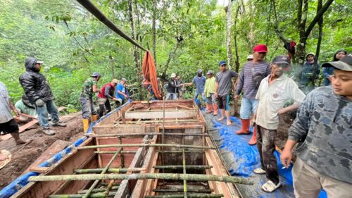 Proses pembuatan saluran air pada Program Qaryah Thayibah yang digelar LP2M UIN Malang di Desa Gading Kembar, Kecamatan Wagir, Kabupaten Malang.@KBID2025