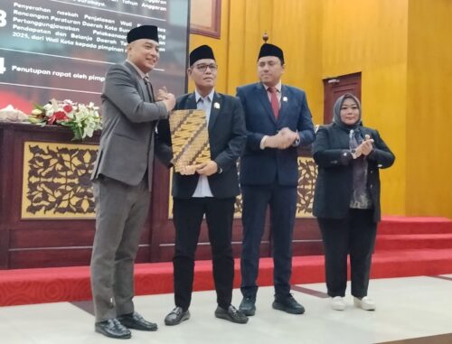 Wali Kota Surabaua, Eri Cahyadi besama pimpinan DPRD Surabaya saat rapat paripurna di Gedung DPRD Surabaya, Senin (6/7/2026). @KBID2026