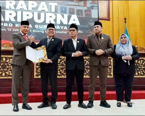 Wali Kota Surabaya, Eri Cahyadi bersama Pimpinan DPRD Surabaya saat rapat paripurna di DPRD Surabaya, Senin (13/7/2026).@KBID2026