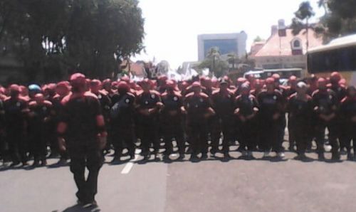 Barikade buruh menutup ruas jalan di Surabaya saat peringatan May Day.foto:Idjamoes@KBID2018