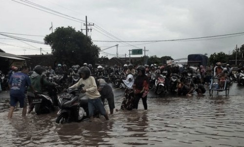 Diterjang Banjir Setinggi 1 Meter, Jalur Pantura Pasuruan Lumpuh ...